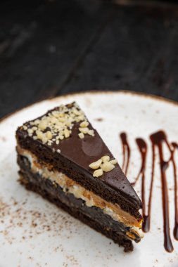 Fındıklı çikolatalı pasta ve beyaz tabakta nane.