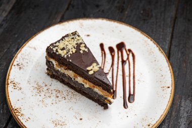 Beyaz tabakta kremalı ve fındıklı çikolatalı pasta