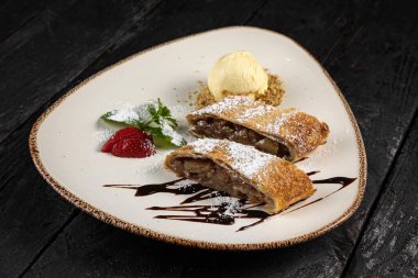 Çilekli ve naneli çikolatalı kek.