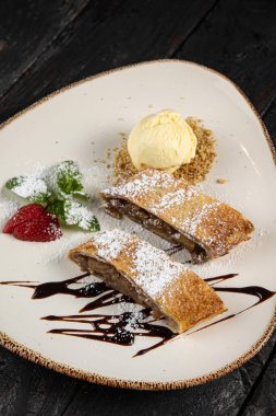 Çilekli ve naneli çikolatalı kek.