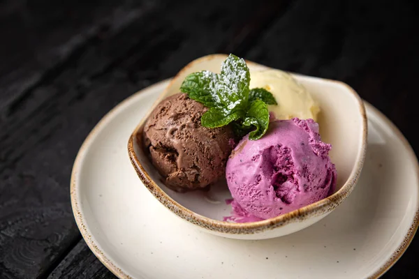 Мороженое Шоколадом Мятой Темном Фоне — стоковое фото