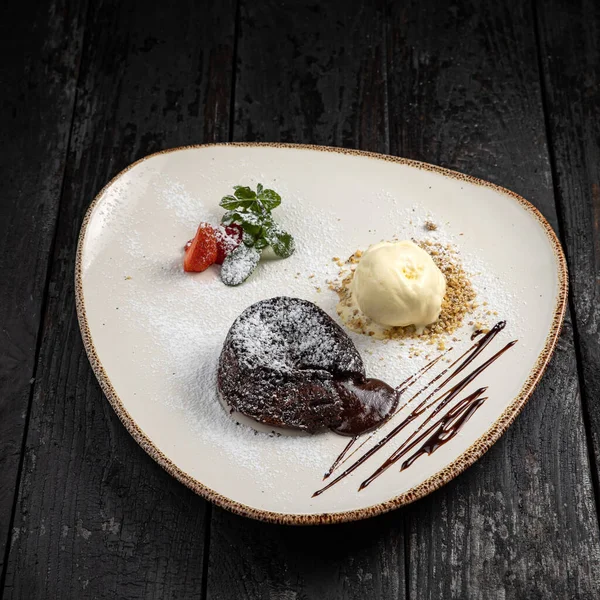 Kremalı ve dutlu çikolatalı pasta.