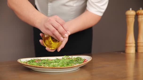 Chef Prepares Delicious Food Restaurant — 图库视频影像