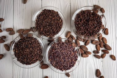 Kakao nibs ile eski ahşap zemin üzerine kakao çekirdekleri