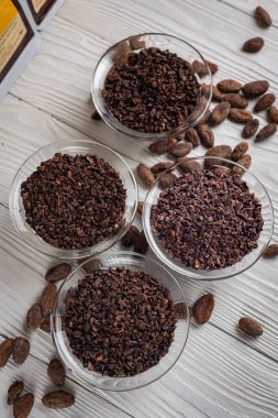 Kakao nibs ile eski ahşap zemin üzerine kakao çekirdekleri