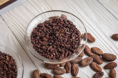 Kakao nibs ile eski ahşap zemin üzerine kakao çekirdekleri