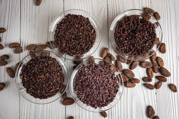 Kakao nibs ile eski ahşap zemin üzerine kakao çekirdekleri