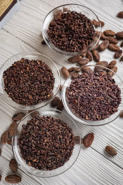 Kakao nibs ile eski ahşap zemin üzerine kakao çekirdekleri