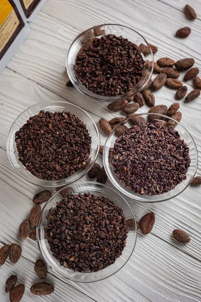 Kakao nibs ile eski ahşap zemin üzerine kakao çekirdekleri