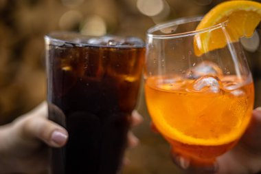 Lokanta barında bir kokteyl içti.