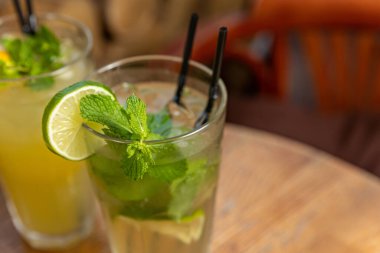 Restoranın barında bir kokteyl.