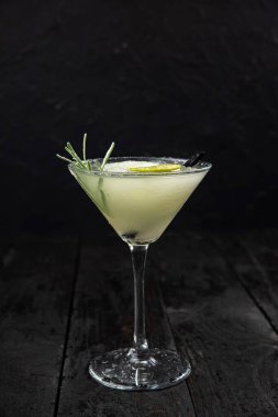 Restoranın barında bir kokteyl.