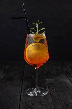 Restoranın barında bir kokteyl.