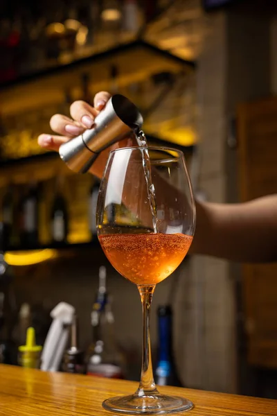Barista Prepara Cocktail Bar Del Ristorante — Foto Stock
