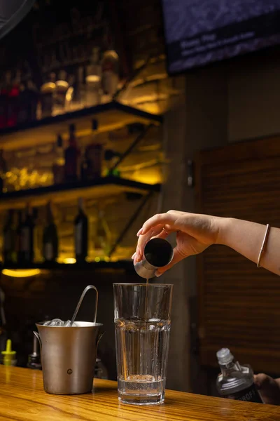 Barman Prepara Cocktail Bar Restaurante — Fotografia de Stock