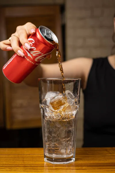 Bir barmen lokanta barında kokteyl hazırlar.