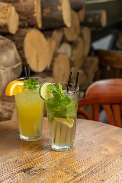 Restoranın barında bir kokteyl.