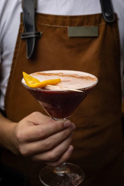 Barman Prepara Cocktail Bar Restaurante — Fotografia de Stock