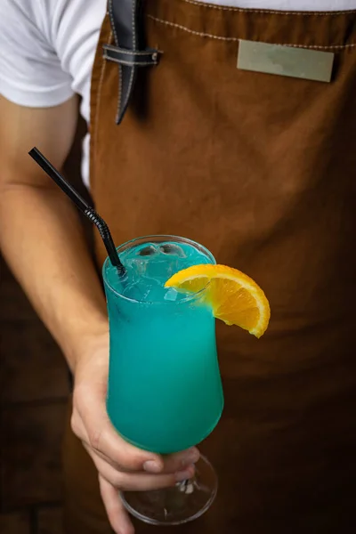 Barman Prepara Cocktail Bar Restaurante — Fotografia de Stock