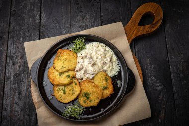 Restoranda nefis yemekler var.