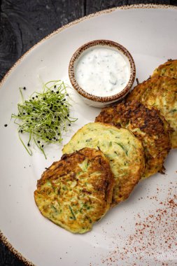 Restoranda nefis yemekler var.