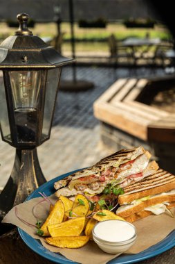 Et ve sebzeli lezzetli sandviç.