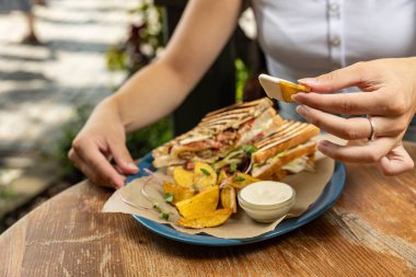 Et ve sebzeli ızgara lezzetli sandviç.