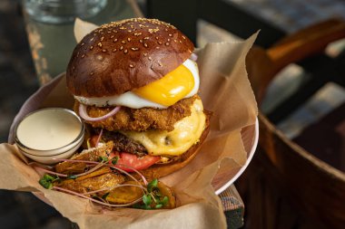 Sığır etli, peynirli, soğanlı, domatesli, marullu, soğanlı ve salatalı.