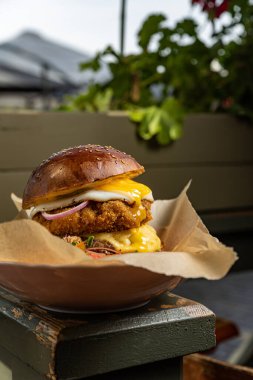 Tavuk, peynir ve marullu lezzetli hamburgerler.