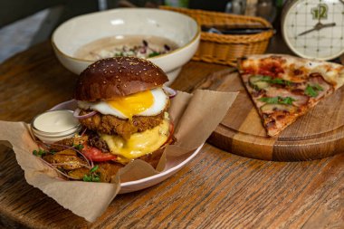 Sığır etli, peynirli ve patates cipsli burger.