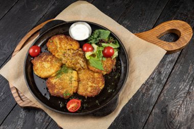 Restoranda nefis yemekler var.