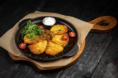 Restoranda nefis yemekler var.