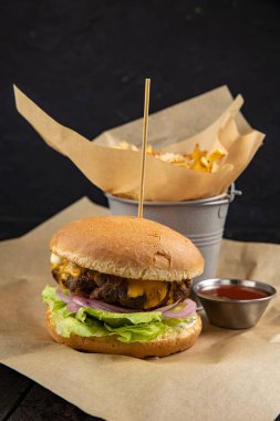 Tavuklu, peynirli, domatesli, soğanlı ve marullu hamburger.