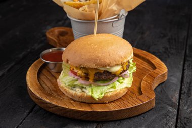 Sığır etli, peynirli, domatesli, marullu, soğanlı ve ketçaplı..