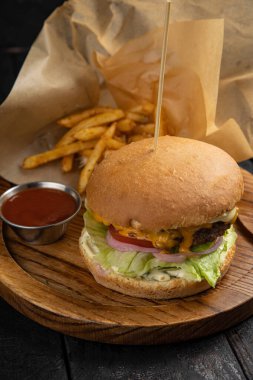 Biftek, domates, soğan ve marullu ev yapımı hamburger..