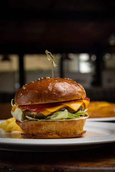 Hamburguesa Con Pollo Tomate Cebolla Sobre Fondo Madera —  Fotos de Stock