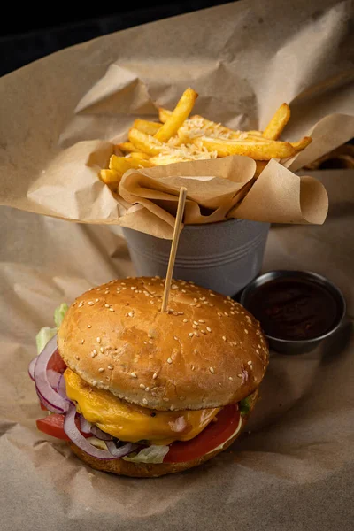 Hamburguesa Con Pollo Tomate Cebolla Sobre Fondo Madera —  Fotos de Stock