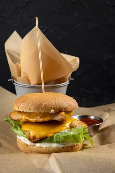 Tahtada tavuk, peynir ve marullu hamburger..