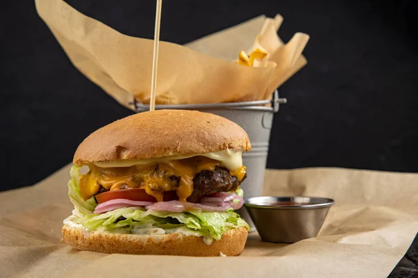 Hamburguesa Casera Con Carne Res Queso Lechuga Tomate Cebolla Ketchup —  Fotos de Stock