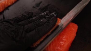 Şef Dilimleme somon kapatın. Kesme tahtası üzerinde çiğ balık.  