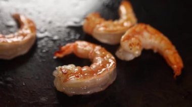 Japon restoranında deniz ürünleri ve sebzeli pilav.