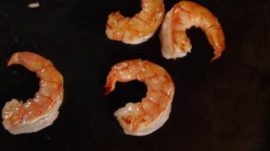 Japon restoranında deniz ürünleri ve sebzeli pilav.