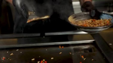 Japon restoranında deniz ürünleri ve sebzeli pilav.
