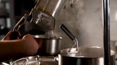 Japon restoranında deniz ürünleri ve sebzeli erişte.