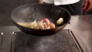 Japon restoranında deniz ürünleri ve sebzeli erişte.