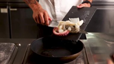 Japon restoranında deniz ürünleri ve sebzeli erişte.