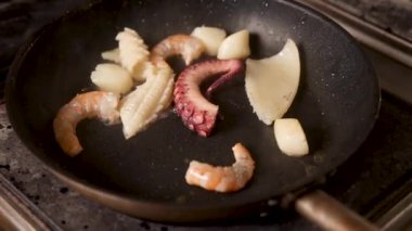 Japon restoranında deniz ürünleri ve sebzeli erişte.