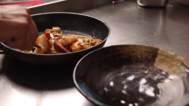 Japon restoranında deniz ürünleri ve sebzeli erişte.