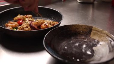 Japon restoranında deniz ürünleri ve sebzeli erişte.