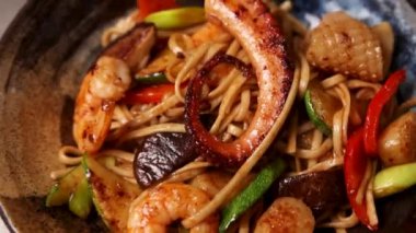 Japon restoranında deniz ürünleri ve sebzeli erişte.